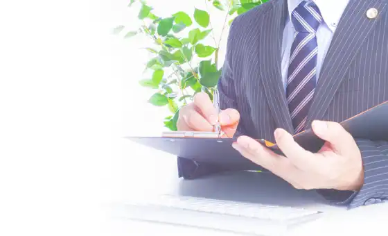 書類を確かめる弁護士の手元